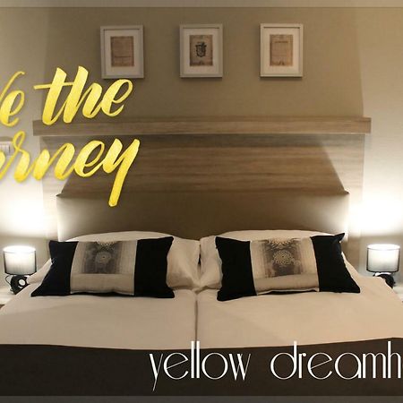 Yellow Dreamhouse Postumia Esterno foto