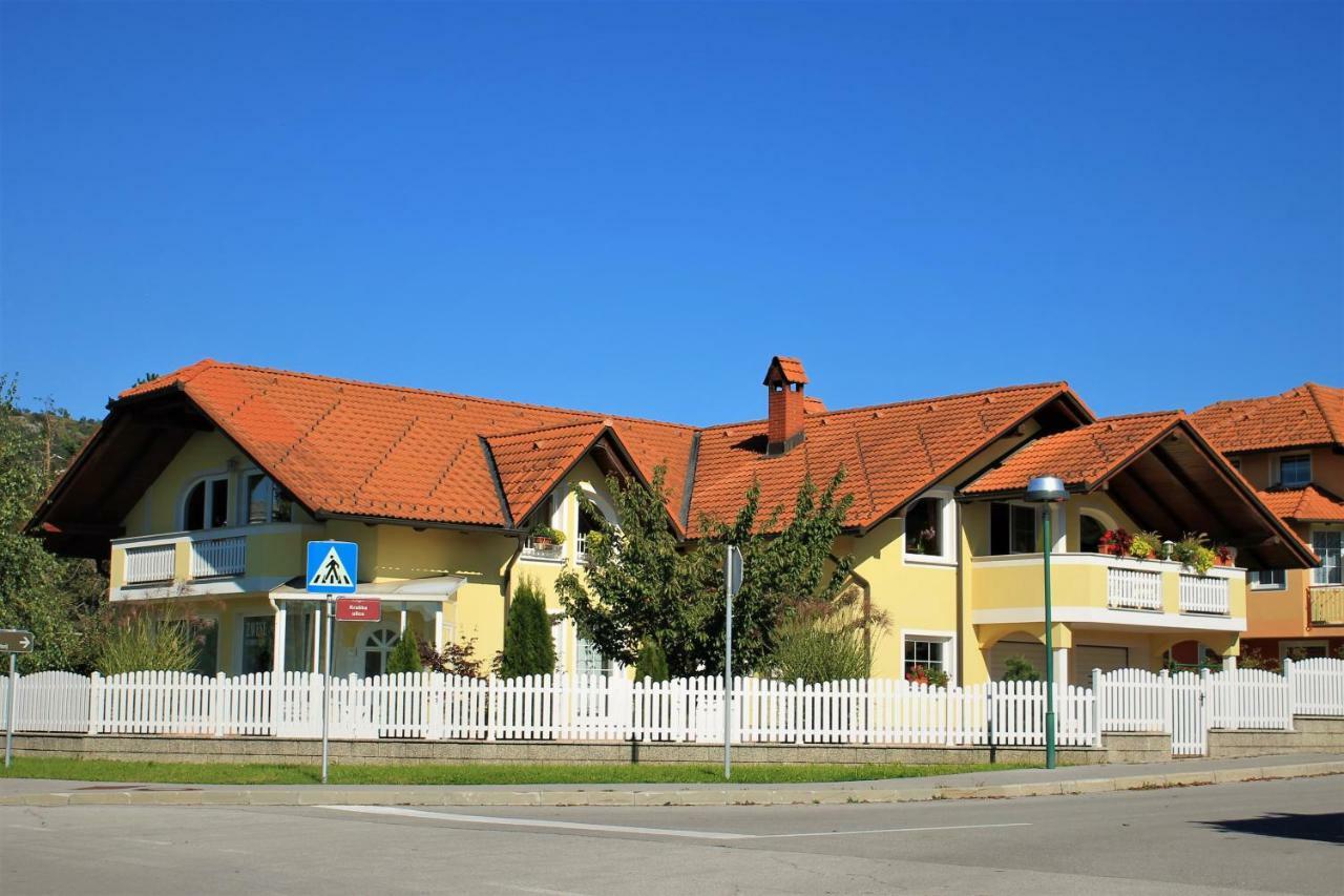 Yellow Dreamhouse Postumia Esterno foto