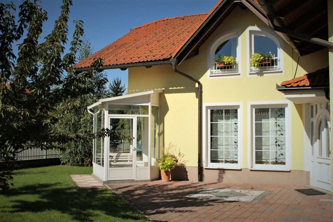 Yellow Dreamhouse Postumia Esterno foto