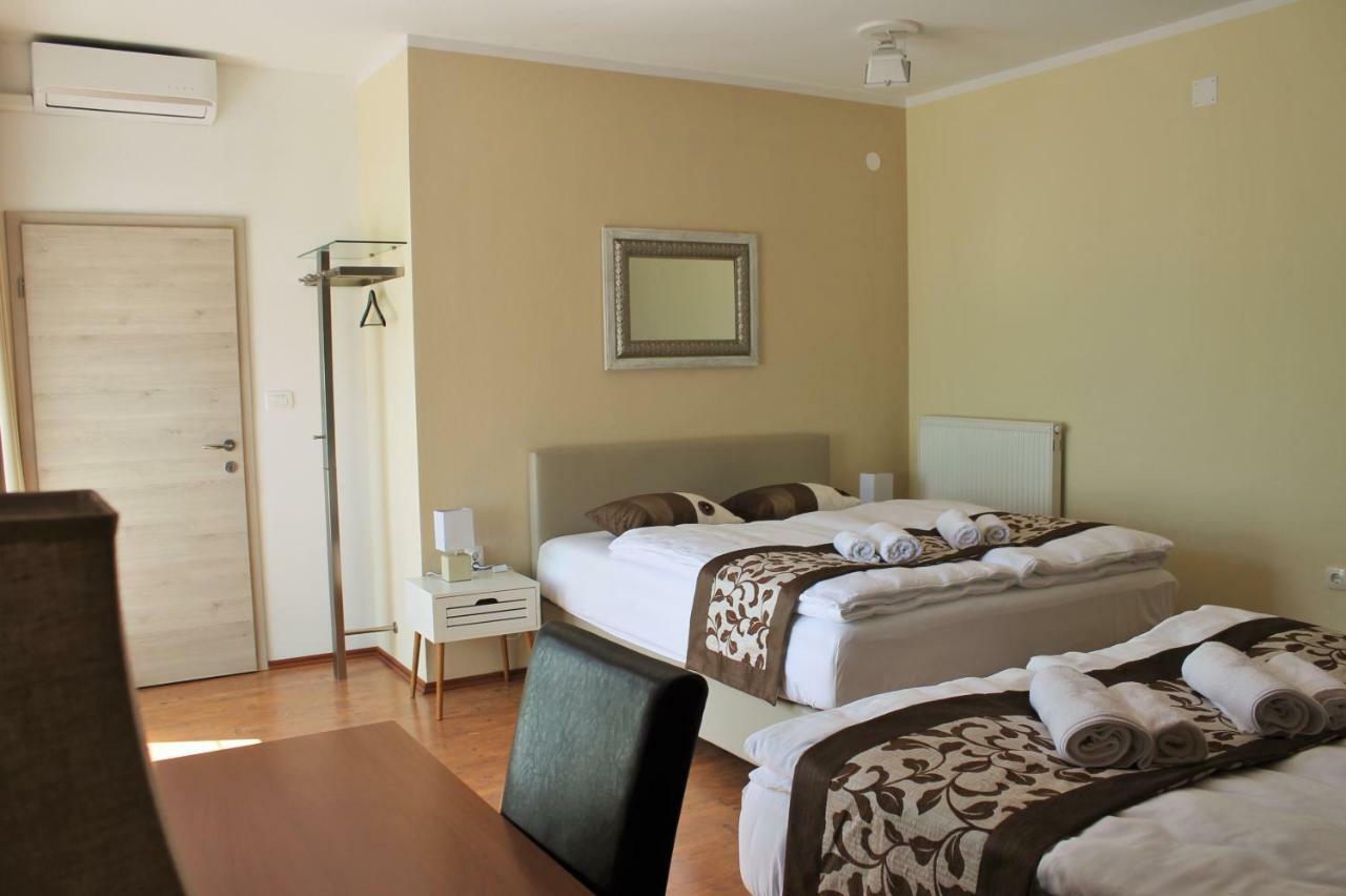 Yellow Dreamhouse Postumia Esterno foto